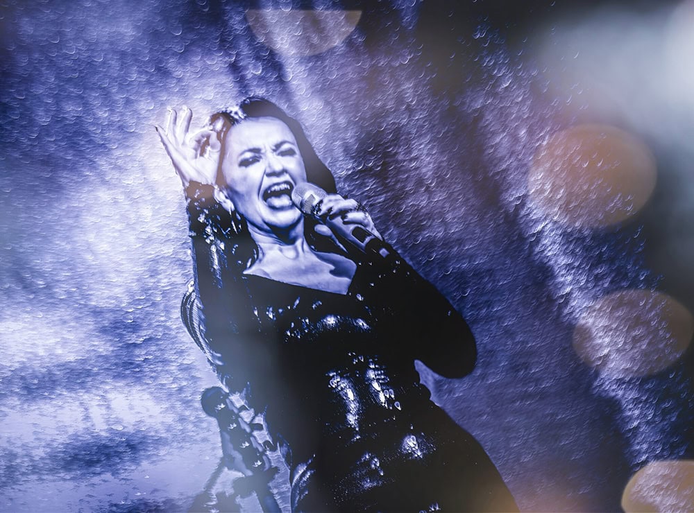 Maria Möller som sjunger live